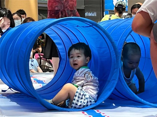 美吉姆煙臺(tái)愛琴海中心：萌寶爬爬賽   