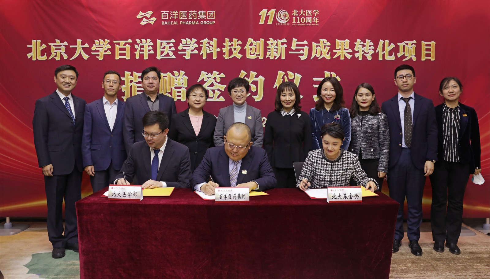 簽署捐贈協(xié)議。.jpg